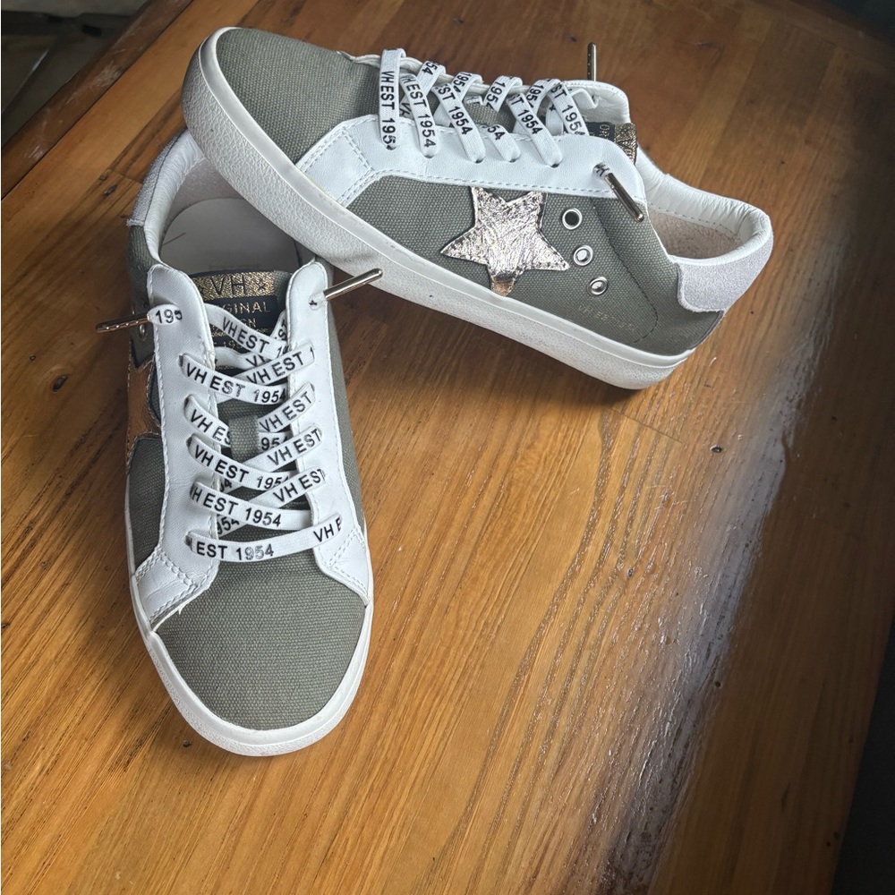 EUC Vintage Havana olive and White Sneakers Classic Low-Top Design size 6